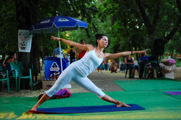 Rusya, Volgodonsk - 19 Mayıs 2015: Yoga sınıfları jimnastik için vücut yoga