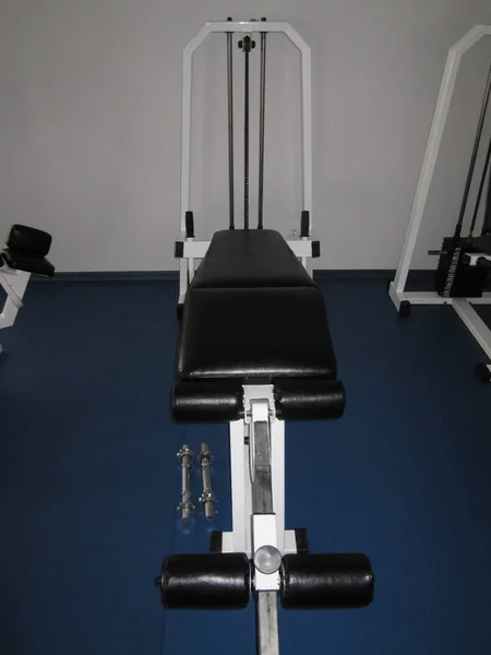 Spor salonundaki spor aletleri. Spor salonu.