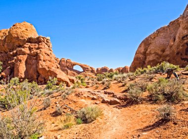 Doğa Milli Parkı, Utah. Manzara ve kayalar. Yollar ve propinki Park, Utah.
