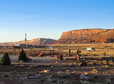 Milli Parkı, Utah, Amerika Birleşik Devletleri - 21 Ağustos 2012: Milli Parkı, Utah. Manzara ve kayalar. Yollar ve propinki Park Utah