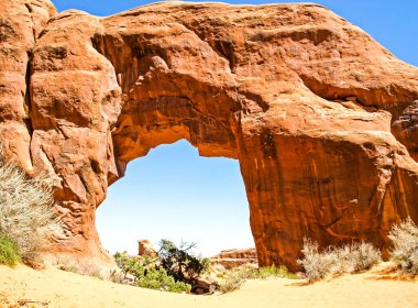 Doğa Milli Parkı, Utah. Manzara ve kayalar. Yollar ve propinki Park, Utah.