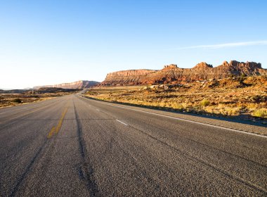 Doğa Milli Parkı, Utah. Manzara ve kayalar. Yollar ve propinki Park, Utah.