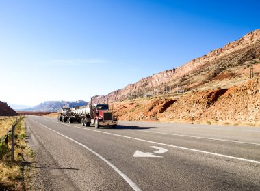 Doğa Milli Parkı, Utah. Manzara ve kayalar. Yollar ve propinki Park, Utah.