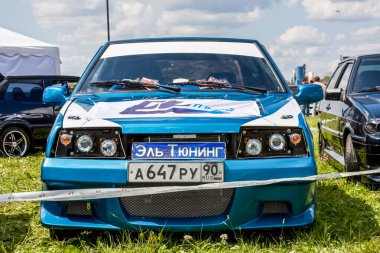 Moskova, Rusya - 22 Haziran 2016: Nadir ve antika otomobiller sergisi. Özel araba modelleri