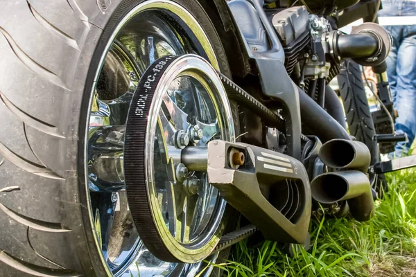 Moskova, Rusya - 22 Haziran 2016: Nadir ve antika otomobiller sergisi. Özel araba modelleri