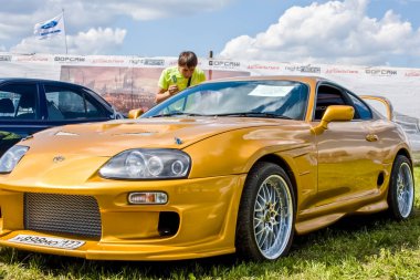 Moskova, Rusya - 22 Haziran 2016: Nadir ve antika otomobiller sergisi. Özel araba modelleri