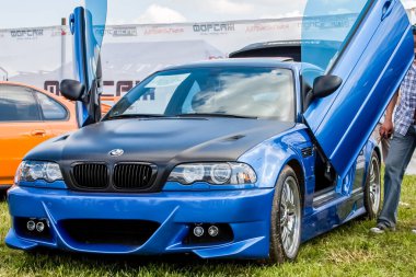 Moskova, Rusya - 22 Haziran 2016: Nadir ve antika otomobiller sergisi. Özel araba modelleri