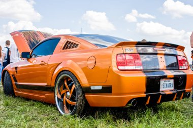 Moskova, Rusya - 22 Haziran 2016: Nadir ve antika otomobiller sergisi. Özel araba modelleri