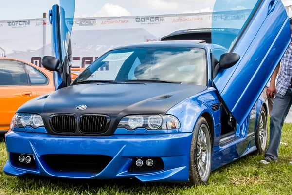 Moskova, Rusya - 22 Haziran 2016: Nadir ve antika otomobiller sergisi. Özel araba modelleri