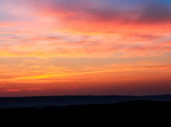 Günbatımı manzara. Ufuk gün batımında. Kırmızı siyah boya