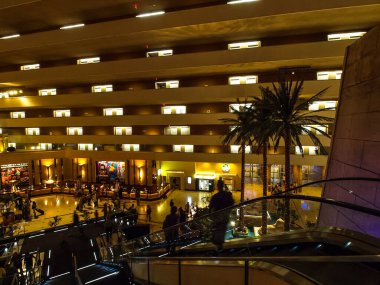 Las Vegas, Amerika Birleşik Devletleri - 15 Temmuz 2013: Las Vegas'ta yürüme. Şehir sokaklarını. Ticari ve özel binalar. Sokak hayatı.