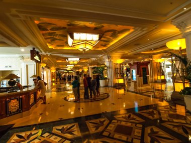 Las Vegas, Amerika Birleşik Devletleri - 15 Temmuz 2013: Las Vegas'ta yürüme. Şehir sokaklarını. Ticari ve özel binalar. Sokak hayatı.