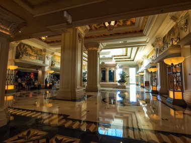 Las Vegas, Amerika Birleşik Devletleri - 15 Temmuz 2013: Las Vegas'ta yürüme. Şehir sokaklarını. Ticari ve özel binalar. Sokak hayatı.