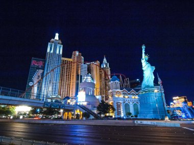 Las Vegas, Amerika Birleşik Devletleri - 15 Temmuz 2013: Las Vegas'ta yürüme. Şehir sokaklarını. Ticari ve özel binalar. Sokak hayatı.