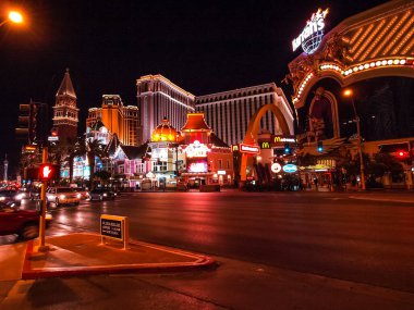 Las Vegas, Amerika Birleşik Devletleri - 15 Temmuz 2013: Las Vegas'ta yürüme. Şehir sokaklarını. Ticari ve özel binalar. Sokak hayatı.
