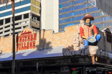 Las Vegas, Amerika Birleşik Devletleri - 15 Temmuz 2013: Las Vegas'ta yürüme. Şehir sokaklarını. Ticari ve özel binalar. Sokak hayatı.