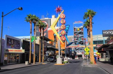 Las Vegas, Amerika Birleşik Devletleri - 15 Temmuz 2013: Las Vegas'ta yürüme. Şehir sokaklarını. Ticari ve özel binalar. Sokak hayatı.