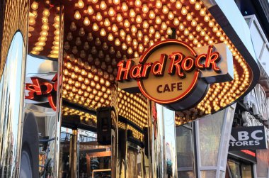 Las Vegas, Amerika Birleşik Devletleri - 15 Temmuz 2013: Las Vegas'ta yürüme. Şehir sokaklarını. Ticari ve özel binalar. Sokak hayatı.