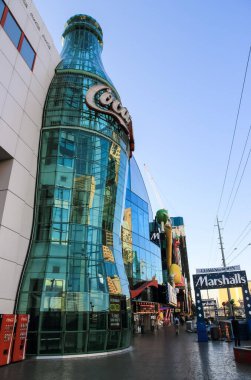 Las Vegas, Amerika Birleşik Devletleri - 15 Temmuz 2013: Las Vegas'ta yürüme. Şehir sokaklarını. Ticari ve özel binalar. Sokak hayatı.