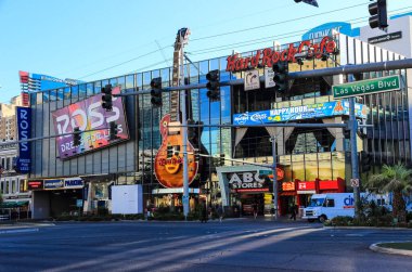 Las Vegas, Amerika Birleşik Devletleri - 15 Temmuz 2013: Las Vegas'ta yürüme. Şehir sokaklarını. Ticari ve özel binalar. Sokak hayatı.