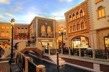 Las Vegas, Amerika Birleşik Devletleri - 15 Temmuz 2013: Las Vegas'ta yürüme. Şehir sokaklarını. Ticari ve özel binalar. Sokak hayatı.