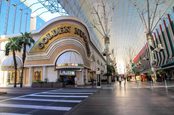 Las Vegas, Amerika Birleşik Devletleri - 15 Temmuz 2013: Las Vegas'ta yürüme. Şehir sokaklarını. Ticari ve özel binalar. Sokak hayatı.