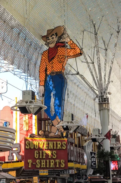 Las Vegas, Amerika Birleşik Devletleri - 15 Temmuz 2013: Las Vegas'ta yürüme. Şehir sokaklarını. Ticari ve özel binalar. Sokak hayatı.