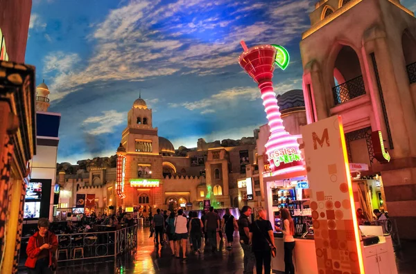 Las Vegas, Amerika Birleşik Devletleri - 15 Temmuz 2013: Las Vegas'ta yürüme. Şehir sokaklarını. Ticari ve özel binalar. Sokak hayatı.