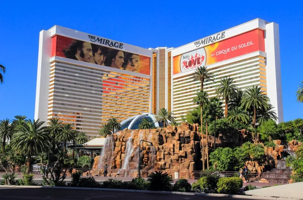 Las Vegas, Amerika Birleşik Devletleri - 15 Temmuz 2013: Las Vegas'ta yürüme. Şehir sokaklarını. Ticari ve özel binalar. Sokak hayatı.