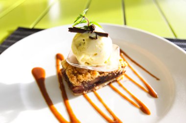 Çikolatalı meyve tatlı bir plaka üzerinde. Bir restoranda tablo ayarı.