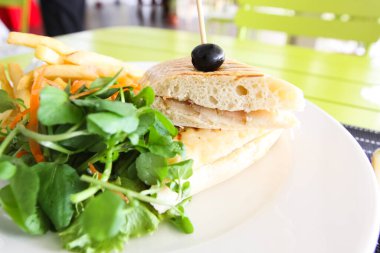 Restoran menü. Ekmek ve salata ile patates kızartması. Bir restoranda tablo ayarı.