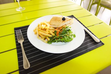 Restoran menü. Ekmek ve salata ile patates kızartması. Bir restoranda tablo ayarı.