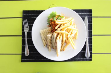 Restoran menü. Ekmek ve salata ile patates kızartması. Bir restoranda tablo ayarı.