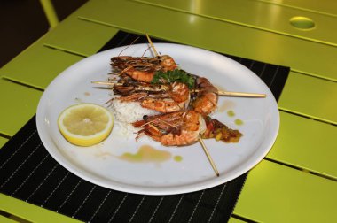 Fried Kral pirinç ve limon ile karides. Restoran yemekleri.