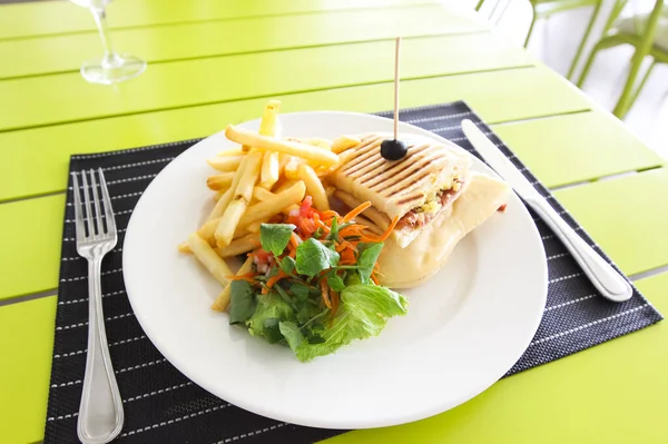 Restaurantkarte Pommes Mit Brot Und Salat Tisch Einem Restaurant — Stockfoto