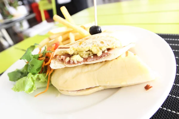 Restaurantkarte Pommes Mit Brot Und Salat Tisch Einem Restaurant — Stockfoto