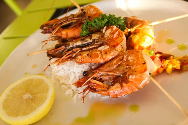 Fried Kral pirinç ve limon ile karides. Restoran yemekleri.