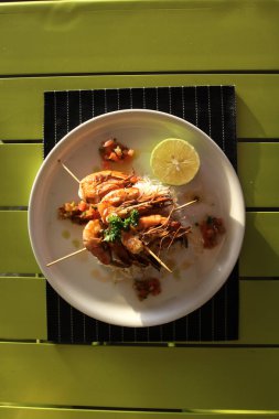 Fried Kral pirinç ve limon ile karides. Restoran yemekleri.