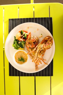 Restoran menü. Sebzeli kızarmış ıstakoz. Restoran yemekleri