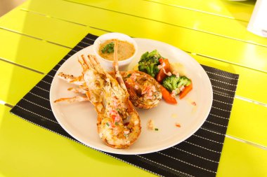 Restoran menü. Sebzeli kızarmış ıstakoz. Restoran yemekleri