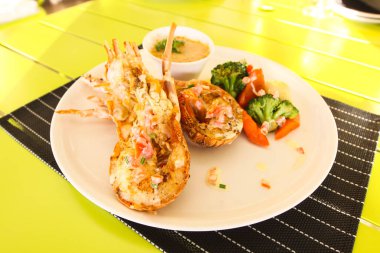 Restoran menü. Sebzeli kızarmış ıstakoz. Restoran yemekleri