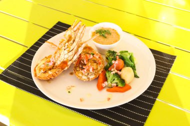 Restoran menü. Sebzeli kızarmış ıstakoz. Restoran yemekleri