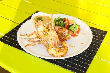 Restoran menü. Sebzeli kızarmış ıstakoz. Restoran yemekleri