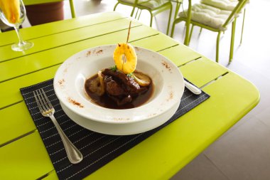 Ananas halkalar ile kızarmış et. Bir restoranda tablo ayarı