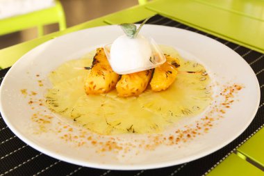 Fried ananas muz ile. bir restoran yemekleri.