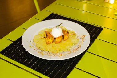 Fried ananas muz ile. bir restoran yemekleri.