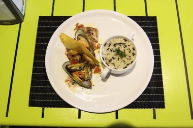 İstiridye pirinç lapası ile. Bir restoranda tablo ayarı