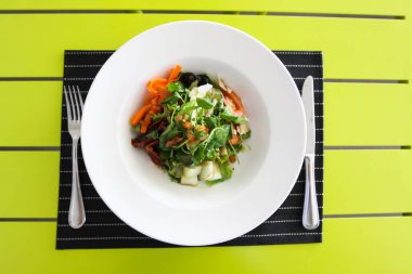 Restoran menü. Salata Domates ve yeşillik. Restoran yemekleri.