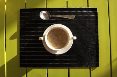 Masada bir fincan çorba. Bir restoranda tablo ayarı.