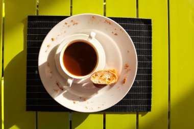 Domates suyu bir fincan ve ekmek. Bir restoranda tablo ayarı